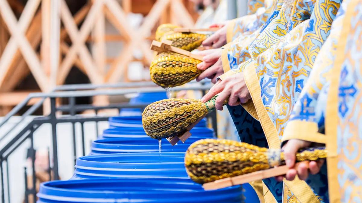 traditii obiceiuri si superstitii de boboteaza pe 6 ianuarie preotul care vine sa sfinteasca trebuie sa paseasca in case cu dreptul