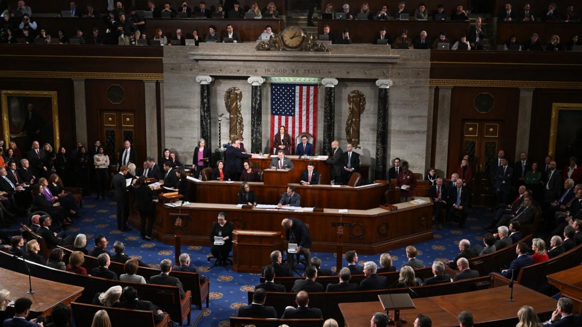 kamala harris prezideaza validarea victoriei lui donald trump in congresul sua la patru ani de la revolta de la capitoliu