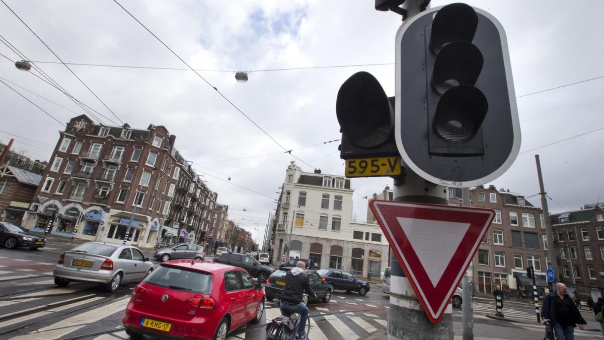 amsterdam renunta la semafoarele inteligente deoarece pot colecta informatii personale fara ca oamenii sa observe