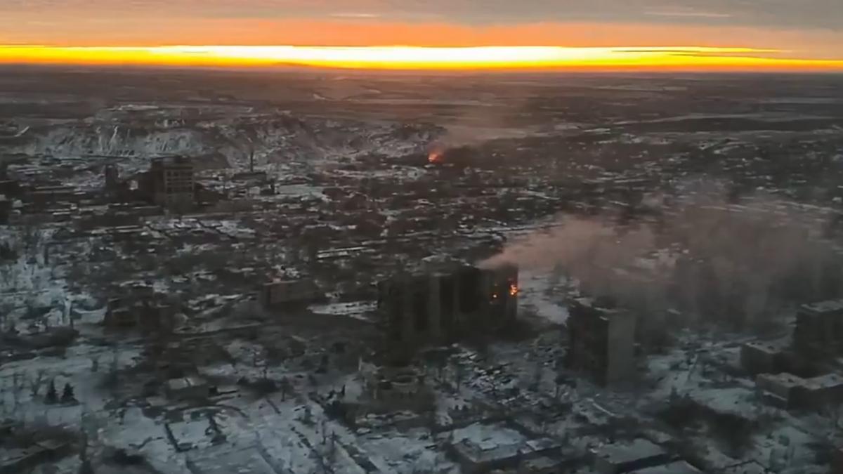 imagini apocaliptice din orasul toretk pe care rusii se chinuie sa il cucereasca folosesc tactica pamantului parjolit