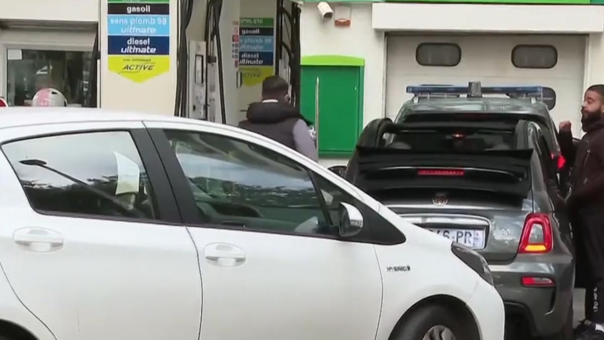 soferii greci stau la coada la benzinariile din bulgaria unde un plin de carburant costa mult mai putin decat la ei in tara