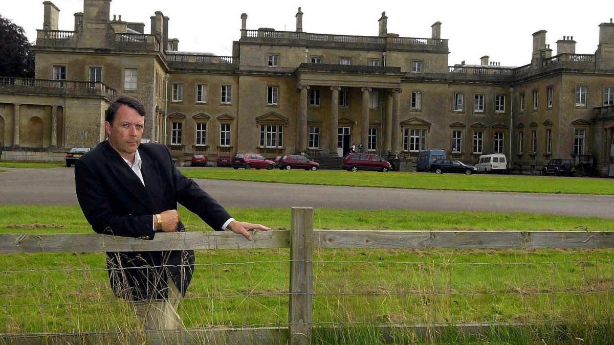 un aristocrat britanic cade de la etaj si moare iubita si fiul lui si au declarat razboi si scot la lumina secretele familiei