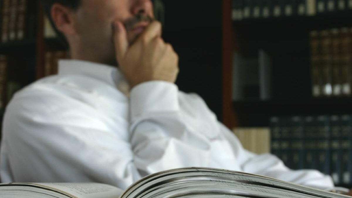 un politist proxenet si un altul care a luat mita niste sticle de vin au fost trimisi de judecatori la biblioteca un politist proxenet si un altul care a luat mita niste sticle de vin au fost trimisi de judecatori la biblioteca