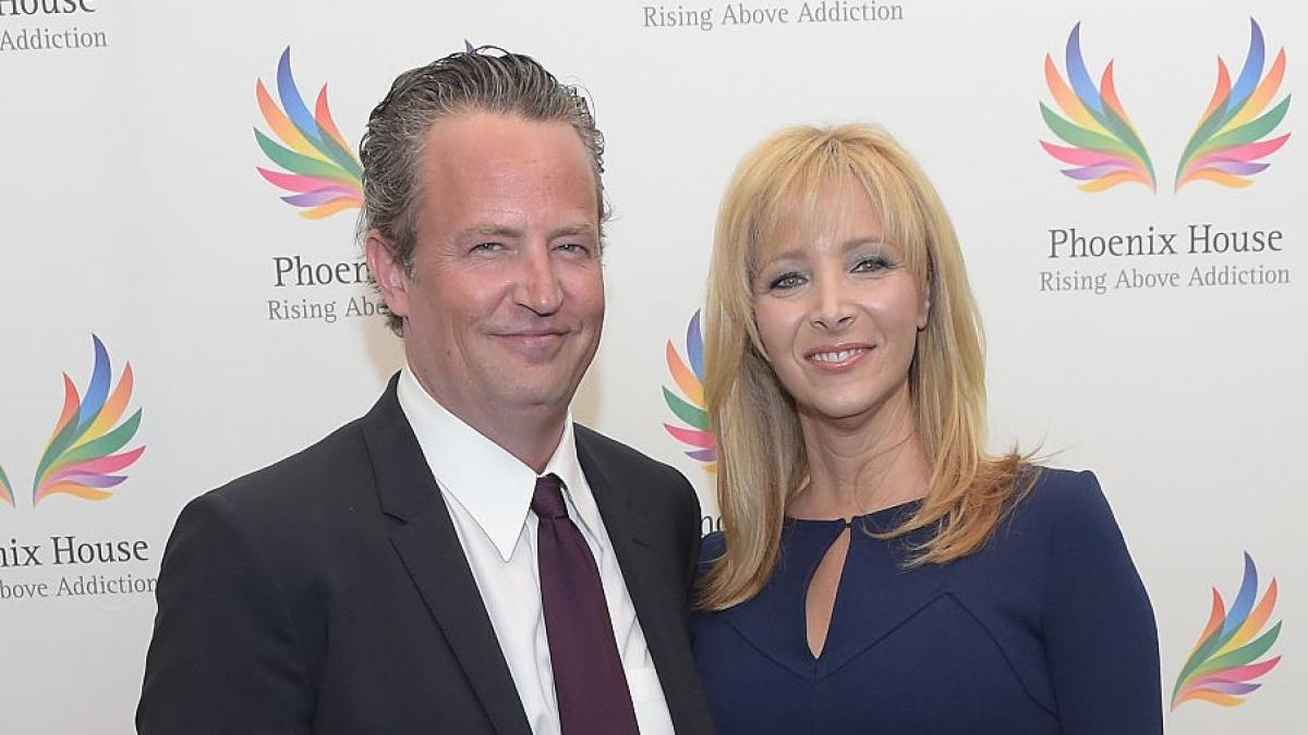 actrita lisa kudrow a dezvaluit ca a gasit un bilet lasat de matthew perry intr un borcan de biscuiti momentul potrivit e totul actrita lisa kudrow a dezvaluit ca a gasit un bilet lasat de matthew perry intr un borcan de biscuiti momentul potrivit e totul