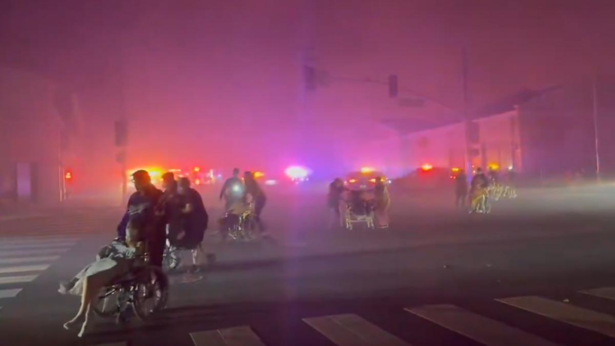 batrani scosi in scaun cu rotile si desculti dintr un camin imagini dramatice de la incendiul din los angeles imposibil de controlat