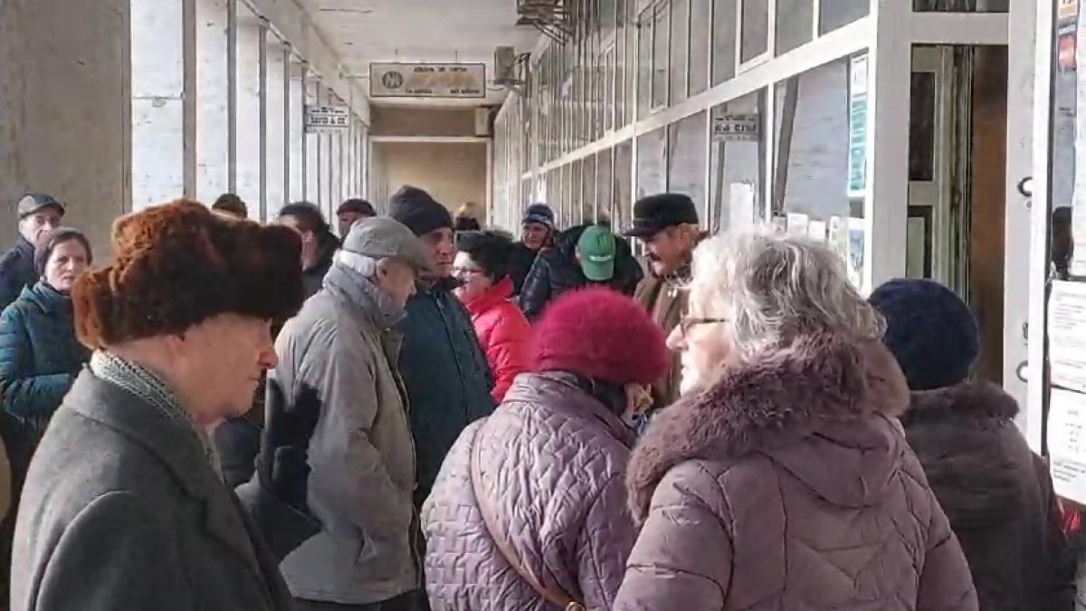 clasicele cozi de inceput de an la ghiseele de taxe oamenii stau la rand de la 6 dimineata cat a crescut impozitul la masini si case
