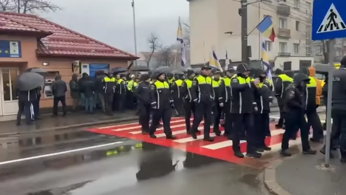 politistii au iesit in strada reclama ca pierd 2 000 de lei din salariu si ameninta ca nu vor mai lucra suplimentar si nici la alegeri