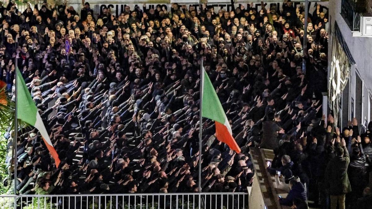 sute de italieni au facut salutul fascist in timpul unei manifestatii la roma politia vrea sa i identifice pe toti
