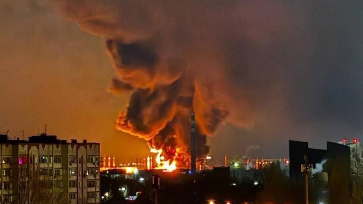 ucrainenii au lovit cu drone un depozit de petrol care alimenta bombardiere rusesti imagini cu un incendiu urias si explozii puternice