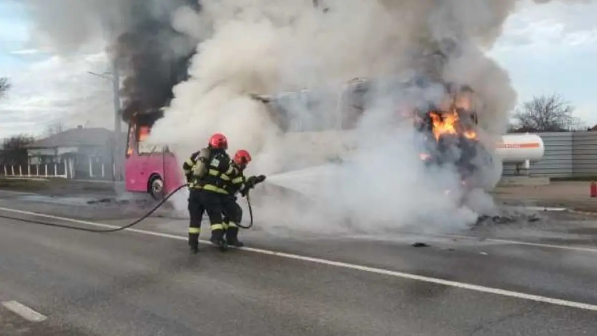 un autobuz plin cu elevi a luat foc in mers langa o statie gpl in neamt mai multe case din zona au fost evacuate