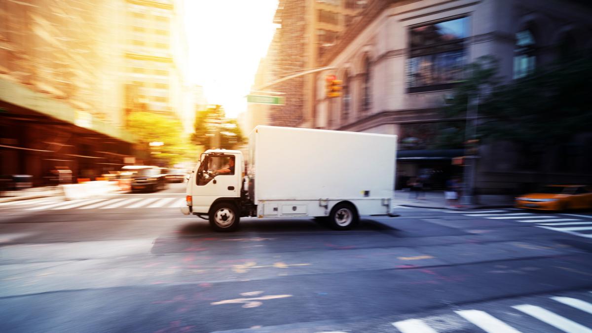 un camion a ramas blocat pe strazile unui orasel din italia la indicatiile gresite ale sistemului de navigatie cum a reusit sa iasa