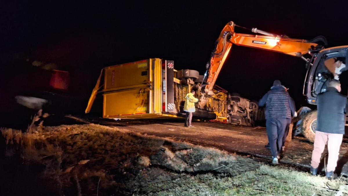 un tir incarcat cu 49 de tone de sare de potasiu s a rasturnat pe dn 22 la gradistea traficul a fost blocat pe ambele sensuri