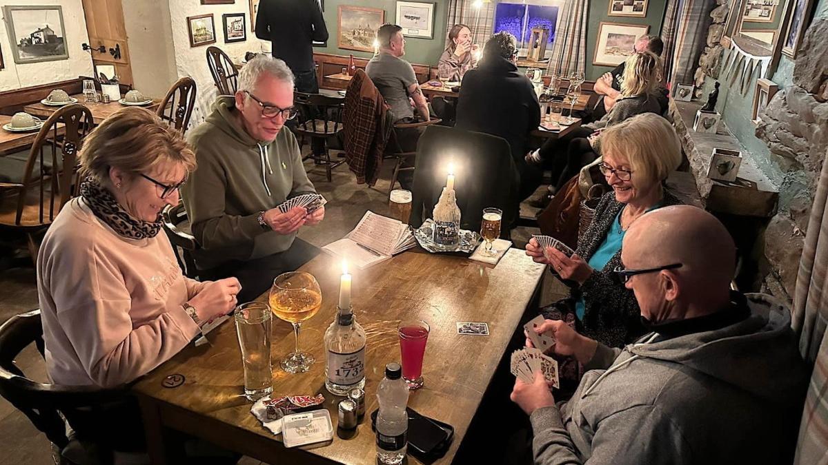 zeci de turisti au ramas blocati intr un pub din marea britanie din cauza zapezii oamenii s au imprietenit si s au distrat