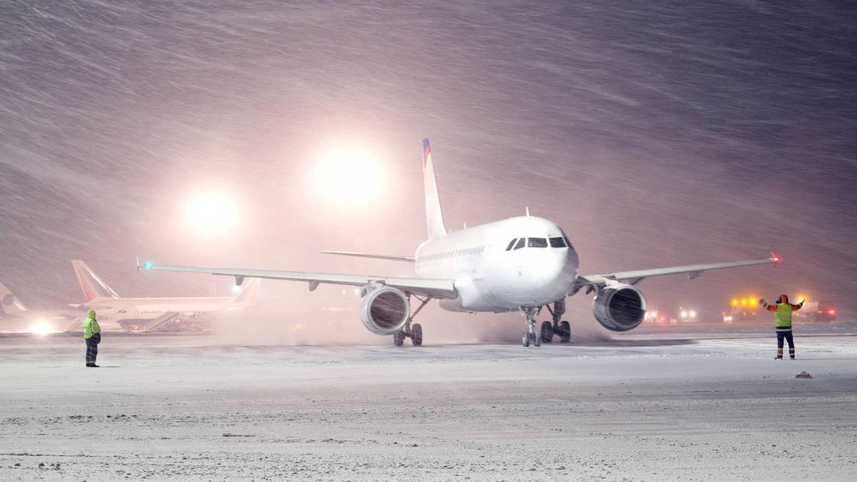 aeroportul manchester e inchis temporar din cauza zapezii marea britanie se confrunta cu vreme extrema si temperaturi de 16 grade