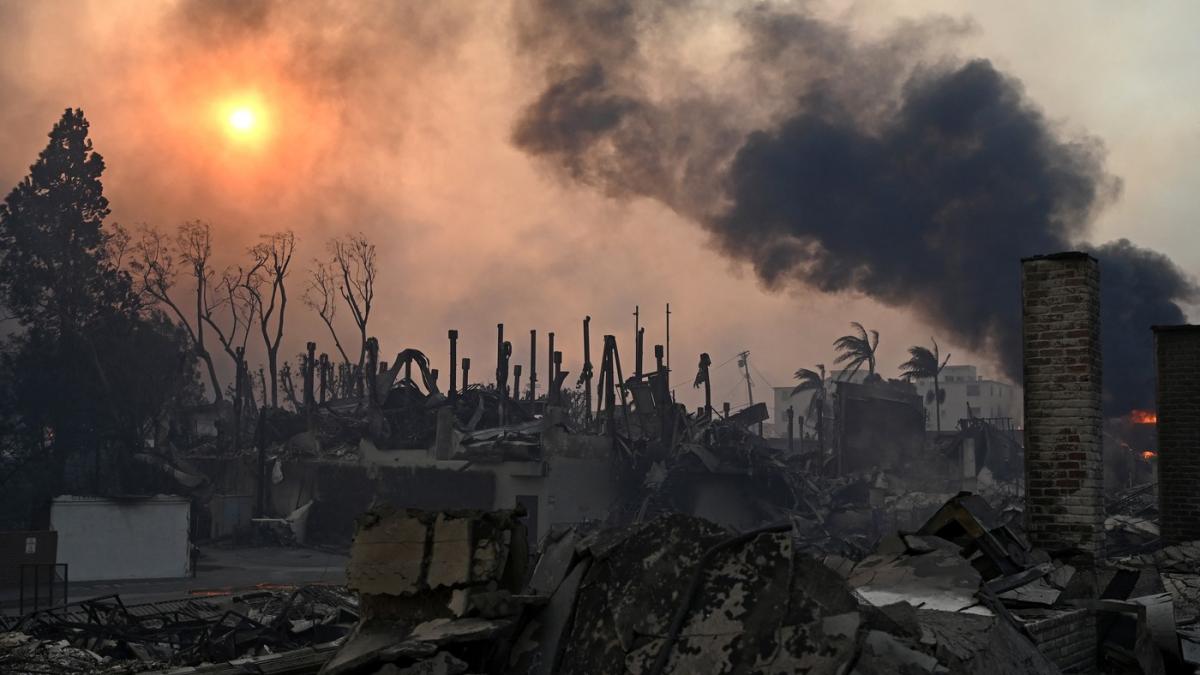 incendiile din los angeles se apropie de semnul hollywood cum arata acum sunset boulevard si alte locuri pe care le stim din filme