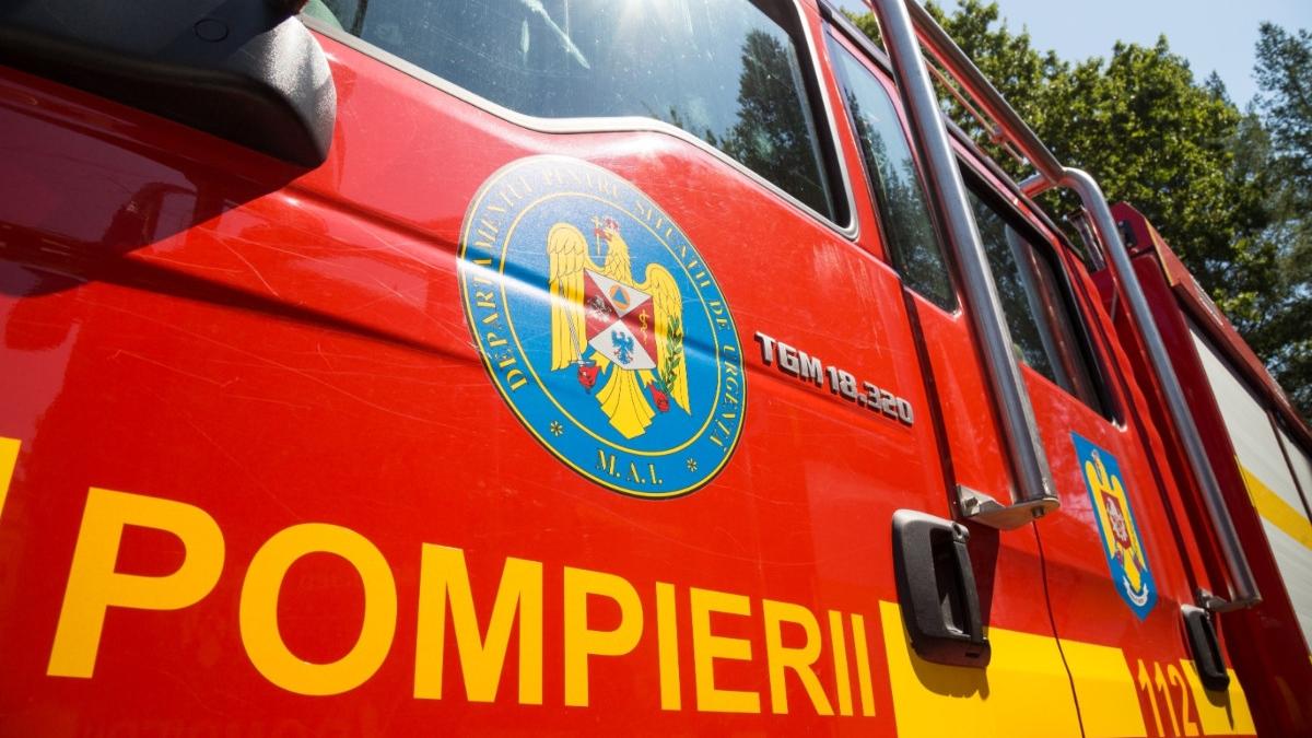 incendiu provocat de explozia unei butelii la o locuinta din satu mare un barbat a fost dus de urgenta la spital