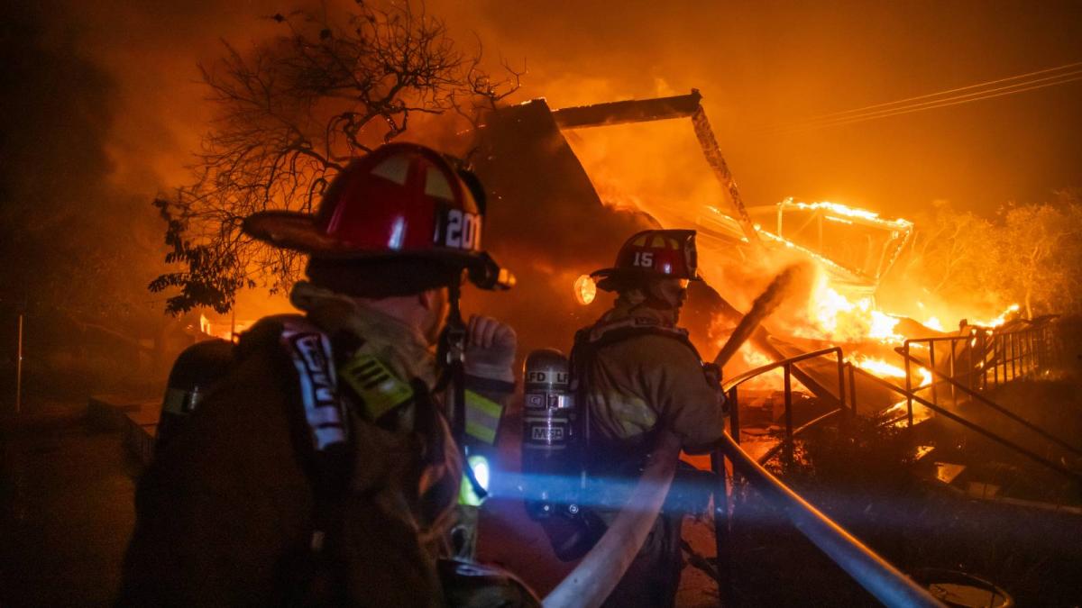 bilantul victimelor incendiilor devastatoare din los angeles creste la 10 morti 10 000 de cladiri au fost distruse complet