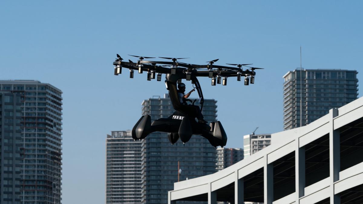 chinezii au copiat cybertruck ul lui elon musk si l au transformat intr o camioneta care ascunde o masina zburatoare