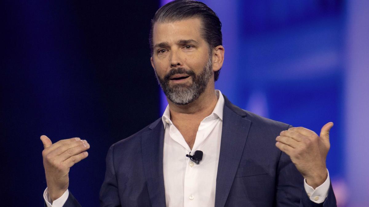 culisele vizitei lui donald trump jr in groenlanda parlamentar local n a fost tocmai o primire calduroasa unii i au aratat degetul