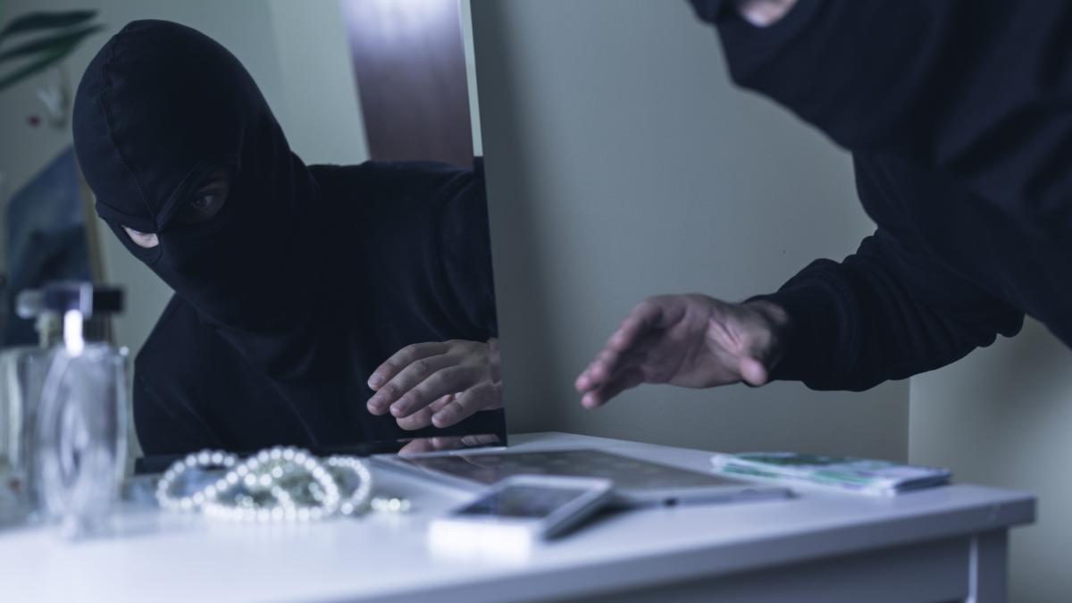 jaf ca in filme in vila unei femei de 99 de ani paznicul si menajera au fost luati ostatici