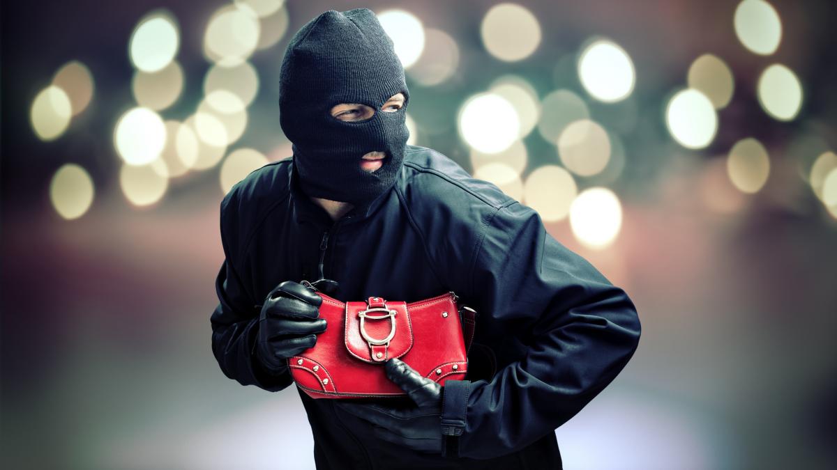 momentul in care doi barbati au incercat sa smulga ceasul de 400 000 de euro de la mana unui turist