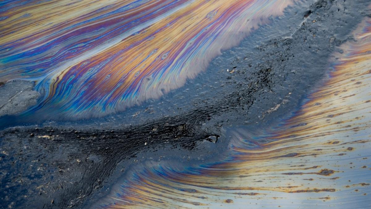 poluare pe marea neagra o noua scurgere de pacura a fost detectata dupa scufundarea petrolierelor rusesti