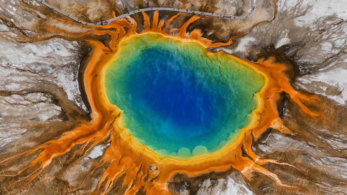 prismatic spring in imagini si culori care par ireale cel mai mare izvor termal din sua clocoteste iar apa este sterila in centru