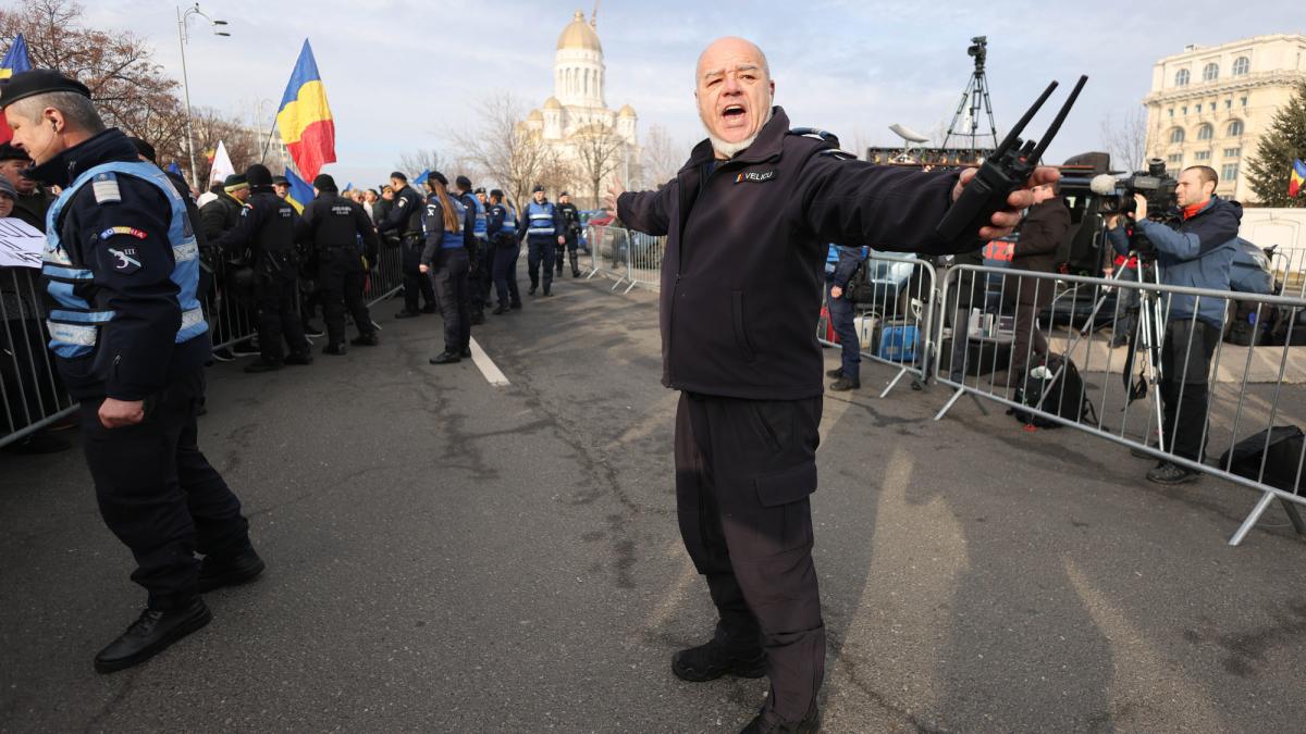 sustinatorii lui calin georgescu au incercat sa agreseze jurnalistii jandarmii au intervenit