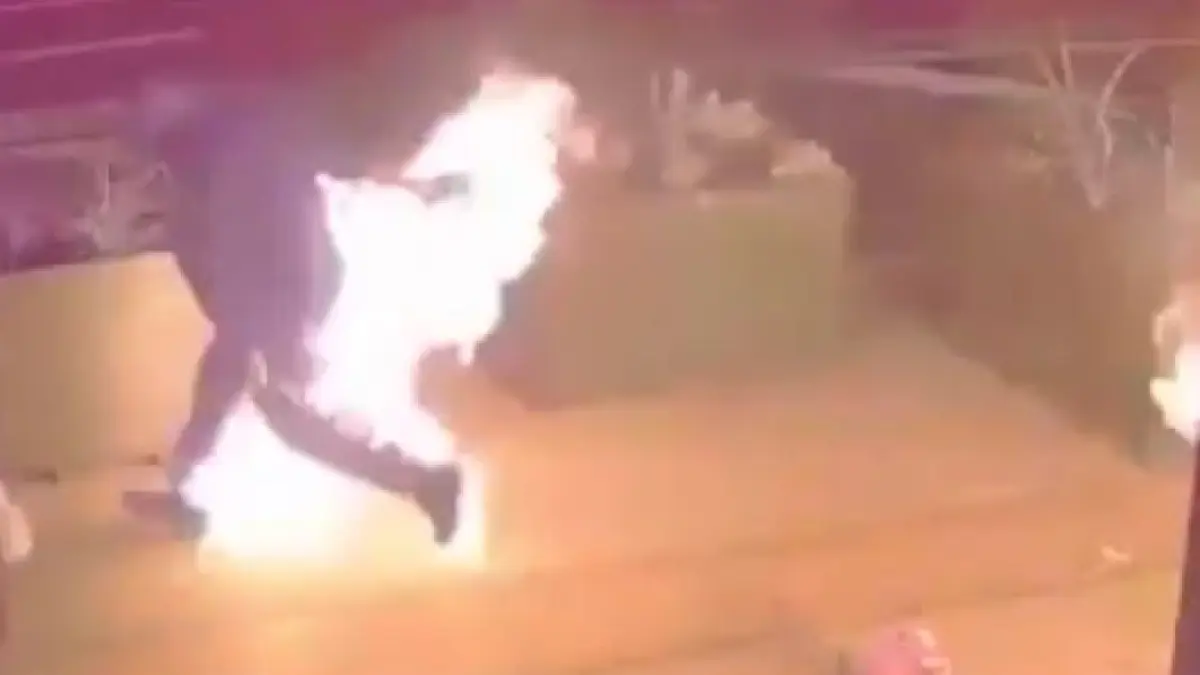 un barbat din australia si a dat foc din greseala in timp ce incerca sa incendieze un restaurant imaginile au devenit virale