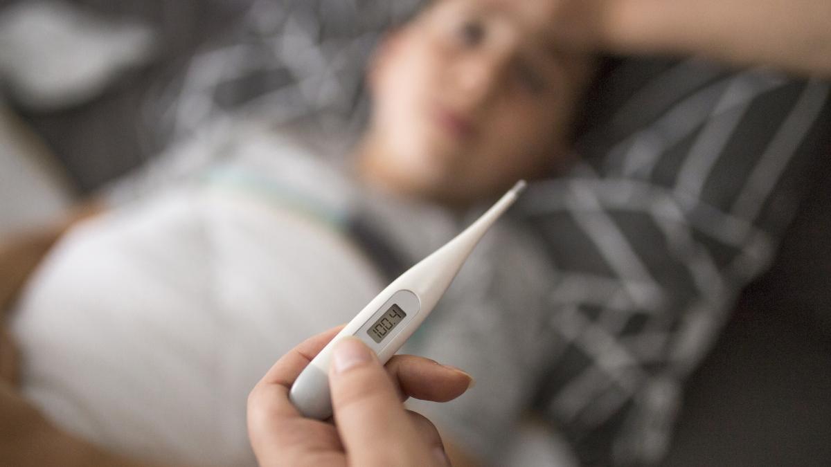 de ce sa nu pui niciodata tuica sau spirt pe pieptul copilului cand e racit produsele naturale care ajuta la scaderea febrei