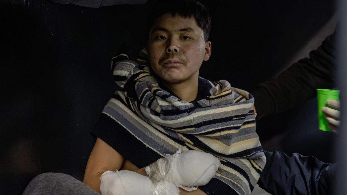 zelenski anunta capturarea a doi soldati nord coreeni pe frontul din ucraina ei au fost transferati la kiev si sunt interogati