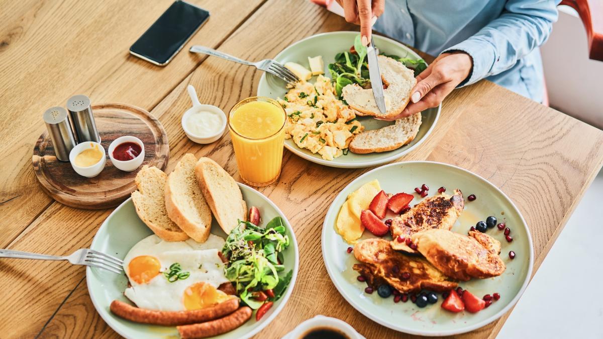 care este cea mai buna ora pentru a lua micul dejun si de ce
