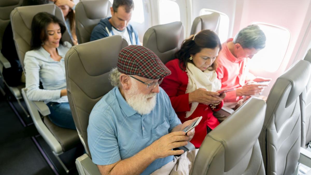 ce se intampla atunci cand pasagerii nu si pun telefonul pe modul avion dupa ce s a urcat la bordul aeronavei dezvaluirile unui pilot