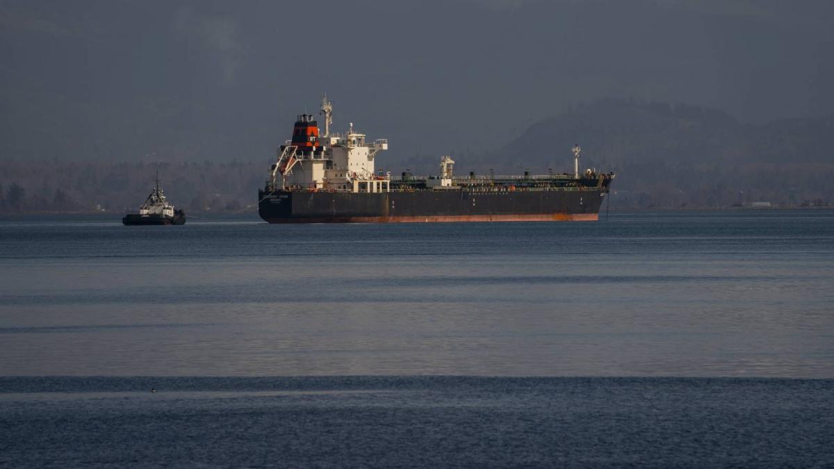 nava din flota fantoma a rusiei incarcata cu 99 000 tone de petrol in deriva in marea baltica a fost remorcat intr un port german