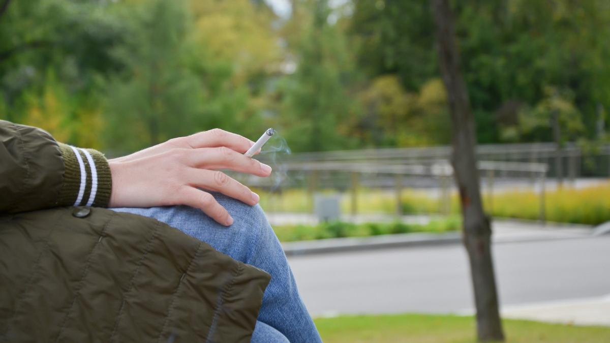 primul oras din romania in care fumatul in spatiul public ar putea fi interzis initiativa este inspirata dupa modelul din milano