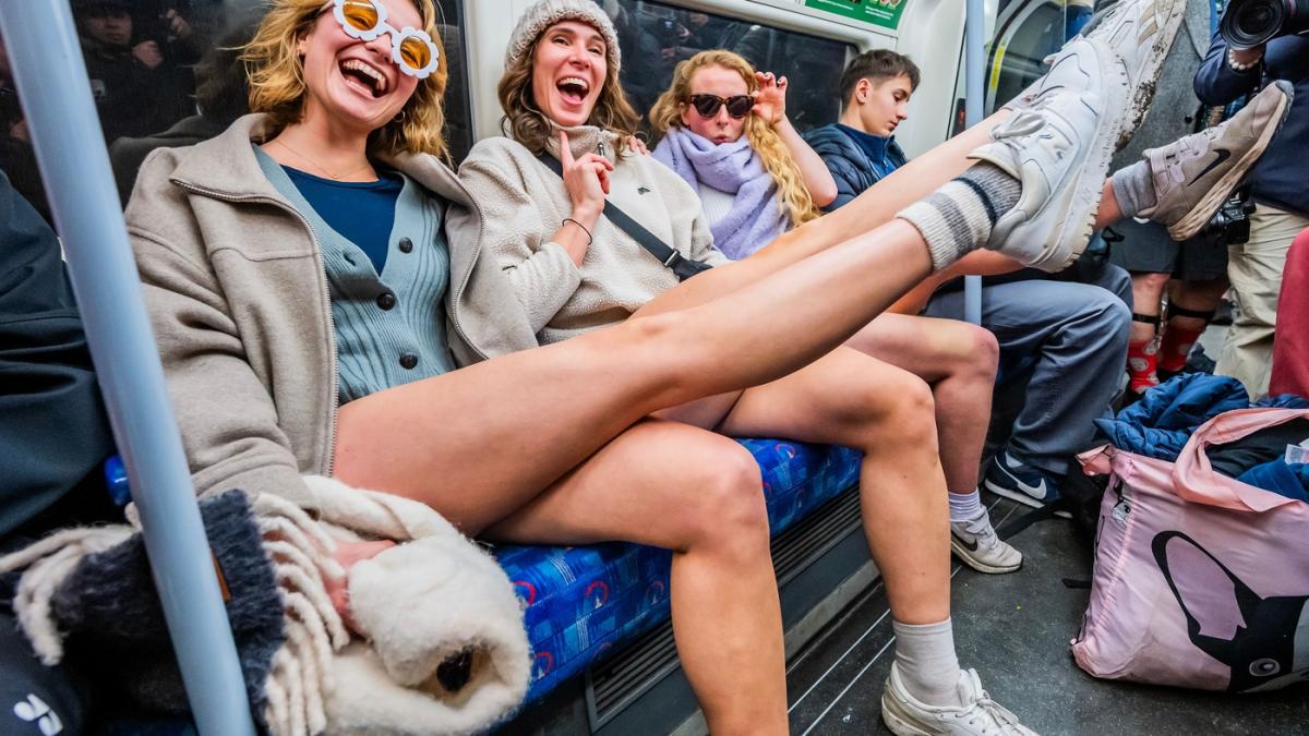 ziua in care s a circulat fara pantaloni sute de londonezi au mers asa cu metroul si i au luat prin surprindere pe turisti
