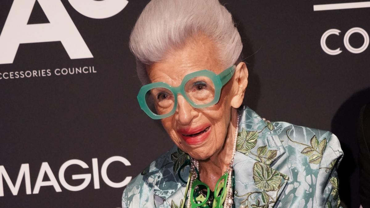colectia inedita de haine si mobilier a iconicei iris apfel va fi scoasa la licitatie