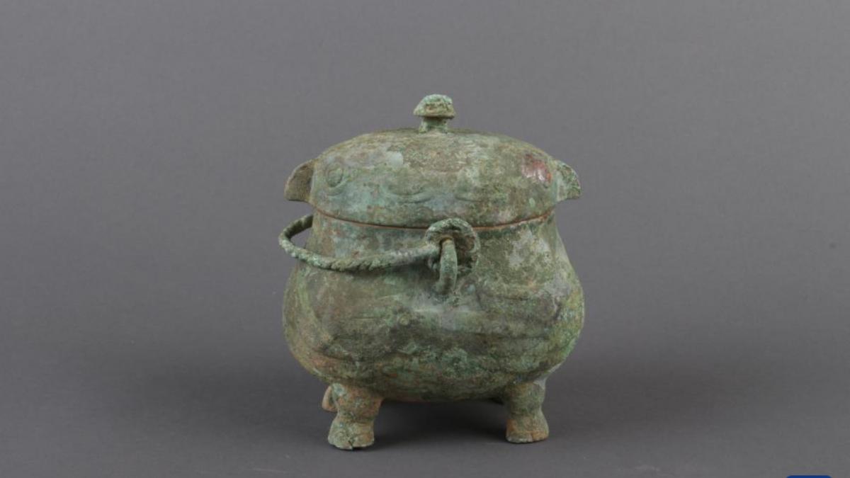 descoperire arheologica inedita un vas de bronz gasit in 2010 deschis abia acum contine vin distilat vechi de peste 3 000 de ani