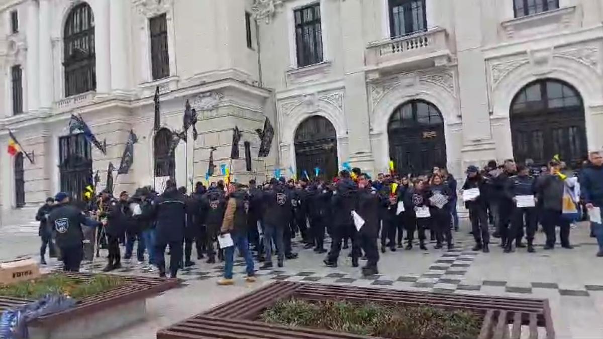 sute de politisti protesteaza la ministerul de finante peste trei zile va avea loc un miting la care sunt anuntati 15 000 de oameni