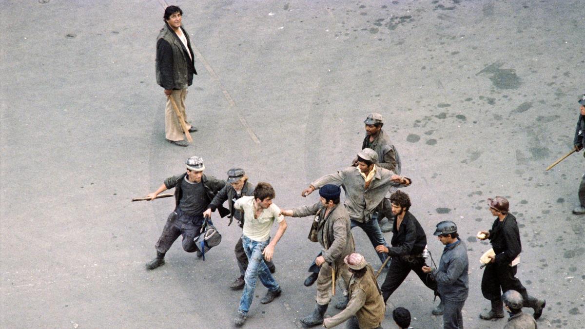 au lansat o politica de represiune impotriva populatiei civile care sunt acuzatiile aduse lui iliescu si roman in dosarul mineriadei