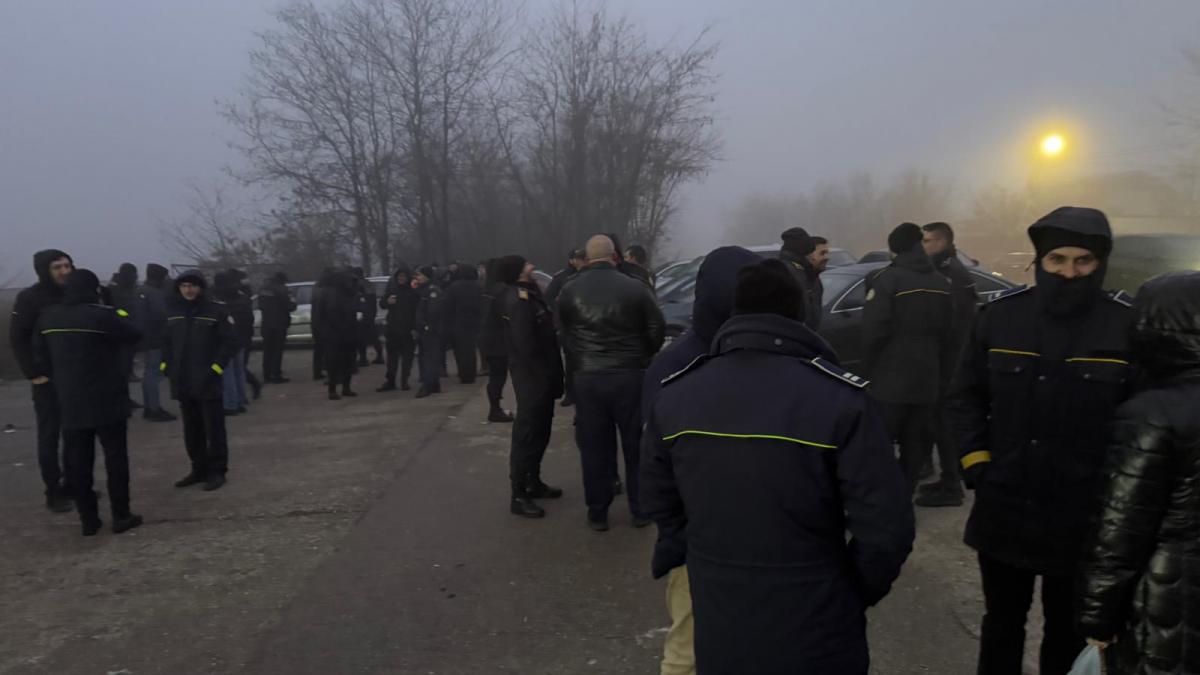 detinutii de la penitenciarul targu jiu au ajuns sa fie paziti de bucatar politistii nu mai vor sa lucreze ore suplimentare neplatite