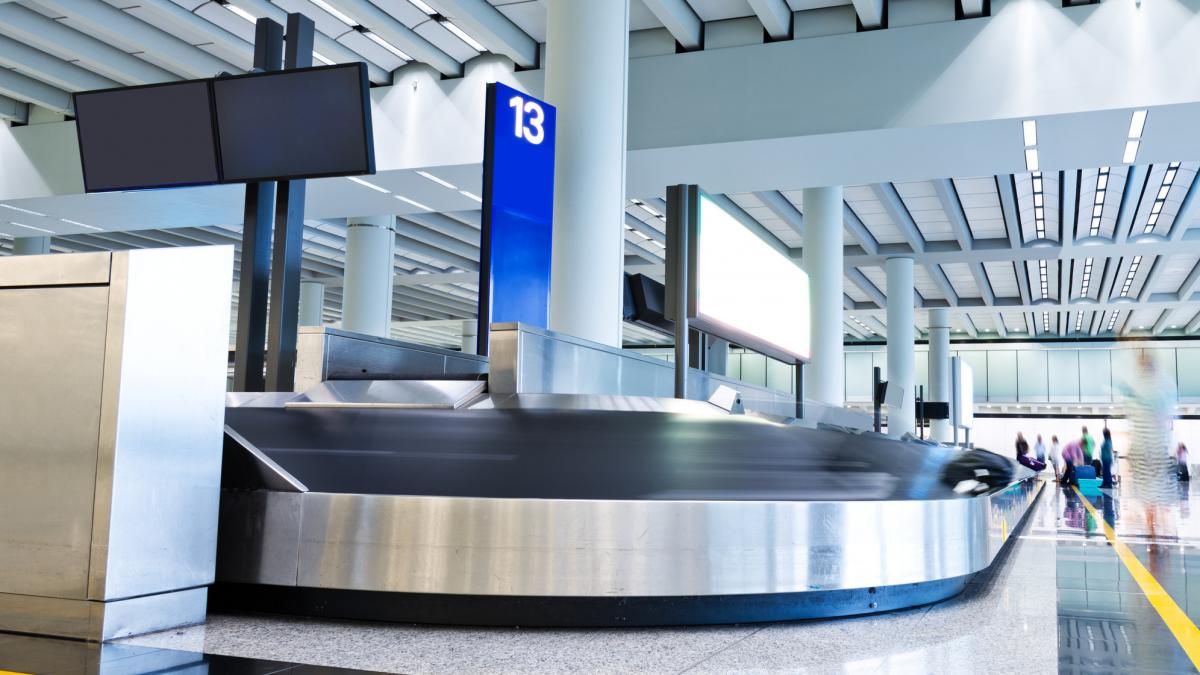 imagini virale pe un aeroport din rusia o femeie a incurcat traseul si a ajuns pe banda de bagaje a unui aeroport