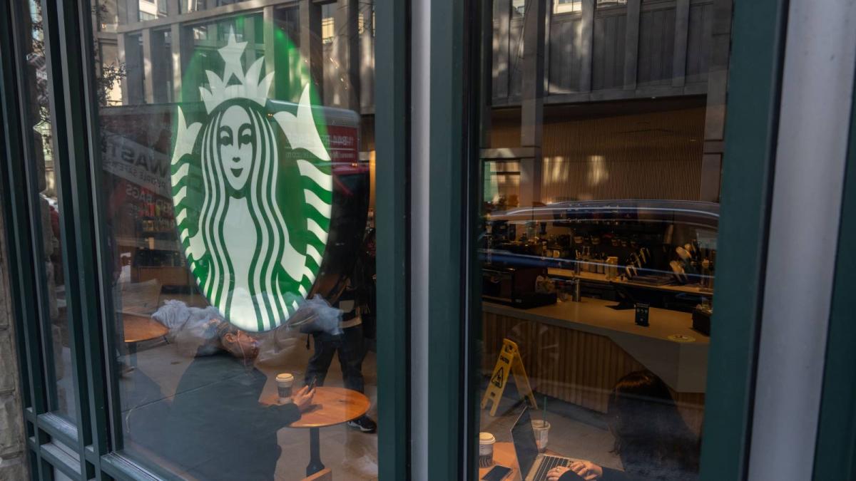 starbucks s a saturat sa fie toaleta publica cumperi sau pleci cafeneaua isi schimba regulamentul pentru clienti