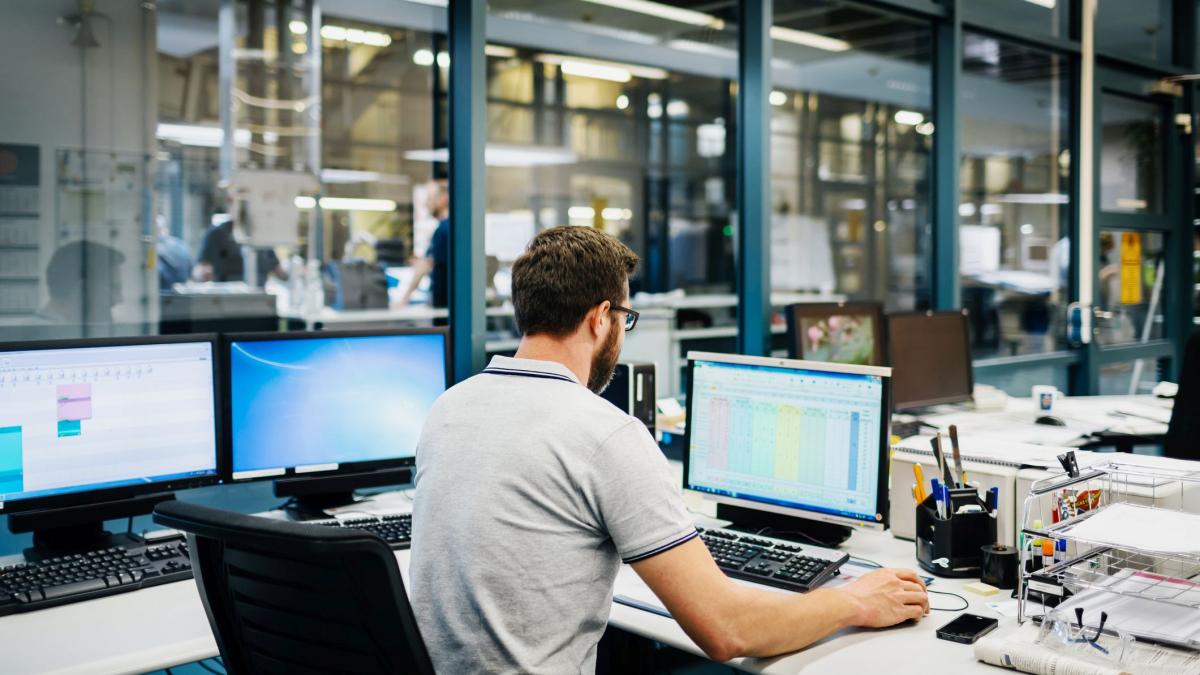 it istii fac scandal pentru reducerile de salarii si isi acuza angajatorii de mascarada si au construit profituri uriase