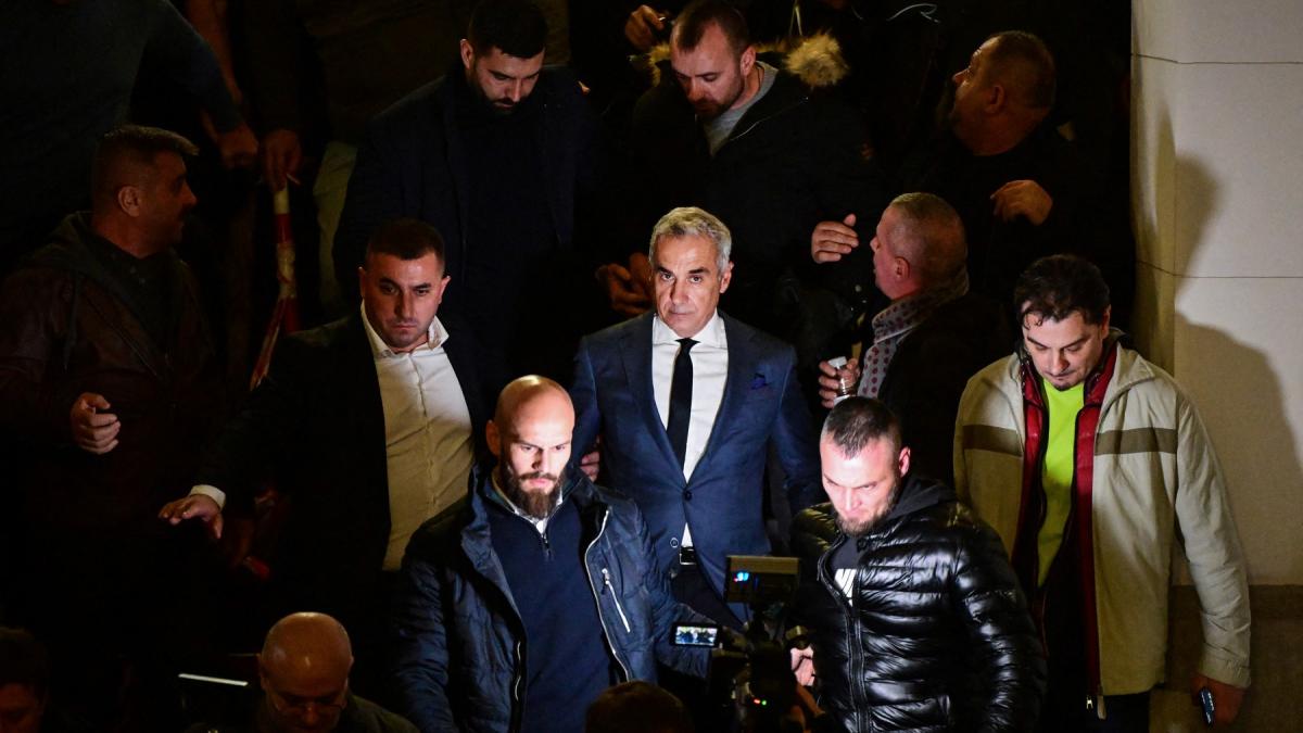 public record oamenii sistemului din jurul candidatului anti sistem fosti ofiteri sri dipi si mapn il sprijina pe calin georgescu