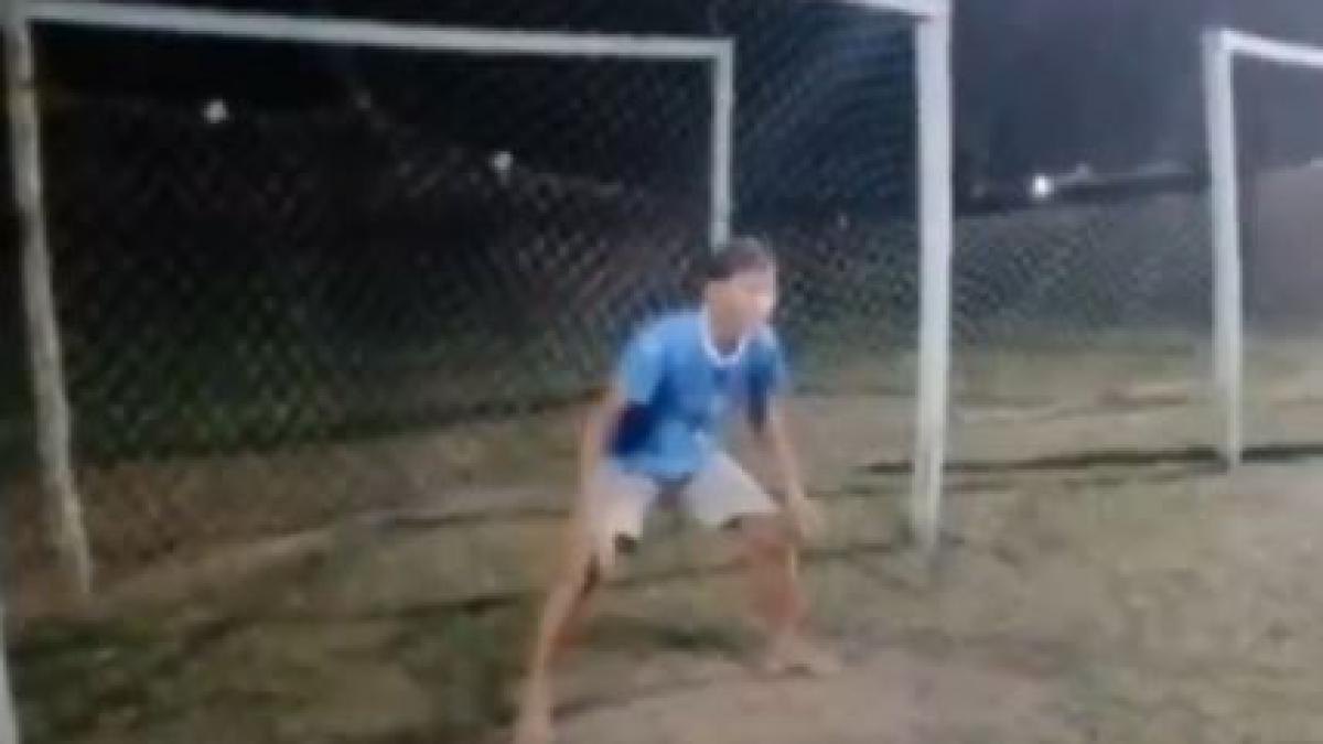 un fotbalist de 16 ani a murit pe un teren din brazilia in timp ce apara o lovitura de la 11 metri