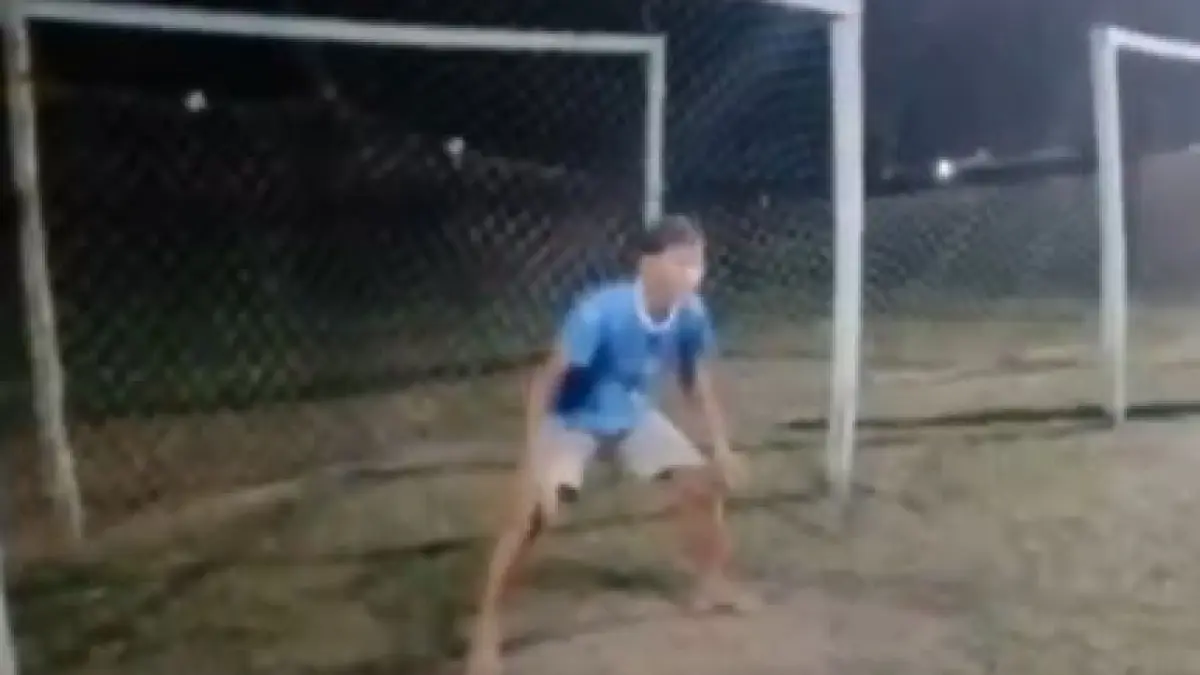 un fotbalist de 16 ani a murit pe un teren din brazilia in timp ce apara o lovitura de la 11 metri