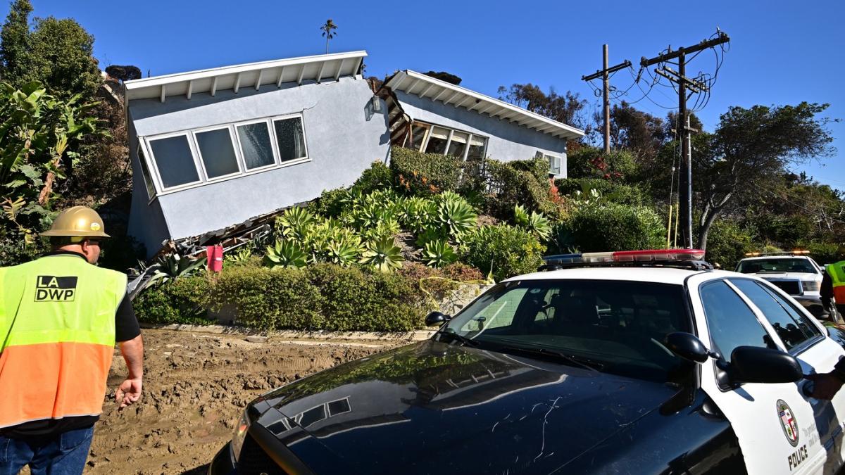 o casa din los angeles care a scapat neatinsa de incendii a fost acum rupta in doua de o alunecare de teren