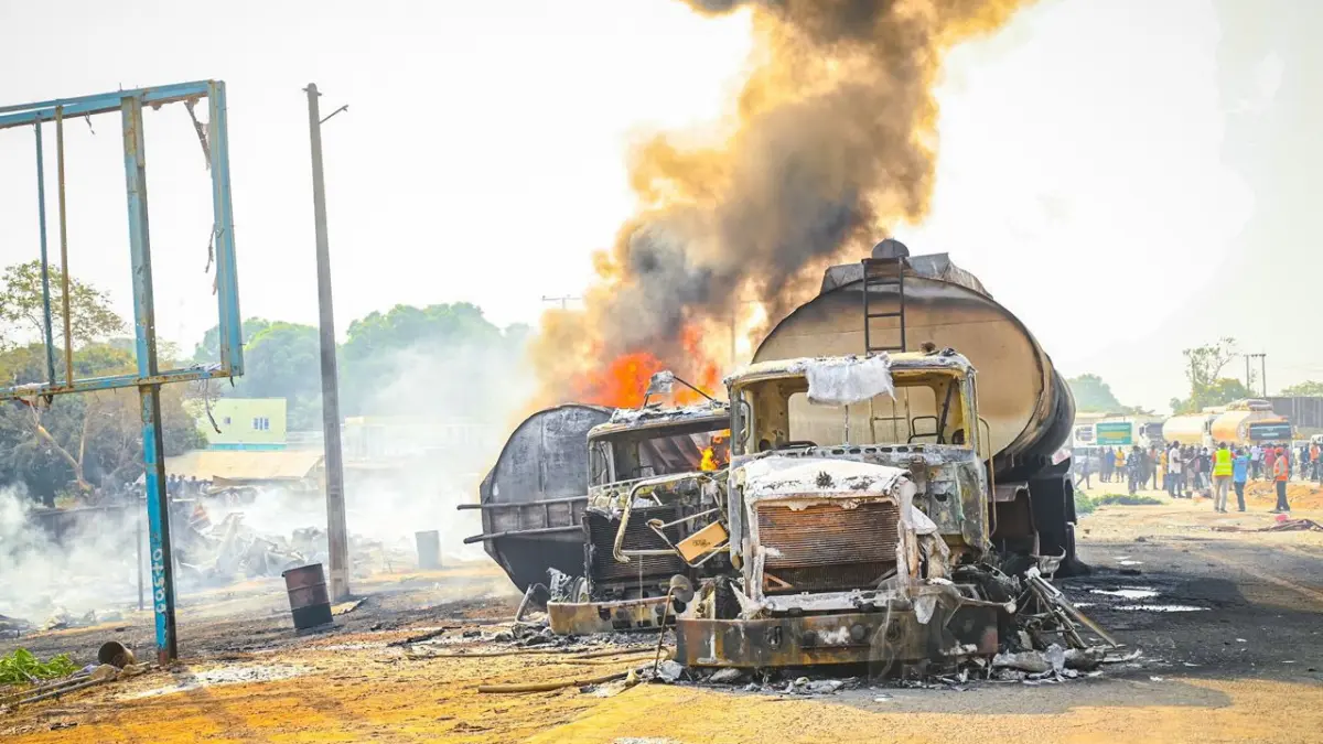 70 de oameni au ars de vii dupa ce o cisterna plina cu benzina s a rasturnat si a explodat