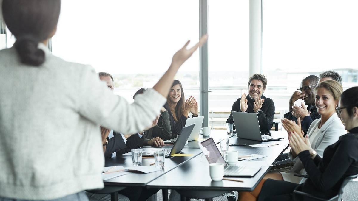 in tara cu cei mai fericiti angajati oamenii ar munci si daca ar castiga la loto sefii nu verifica daca ai lucrat opt sau noua ore